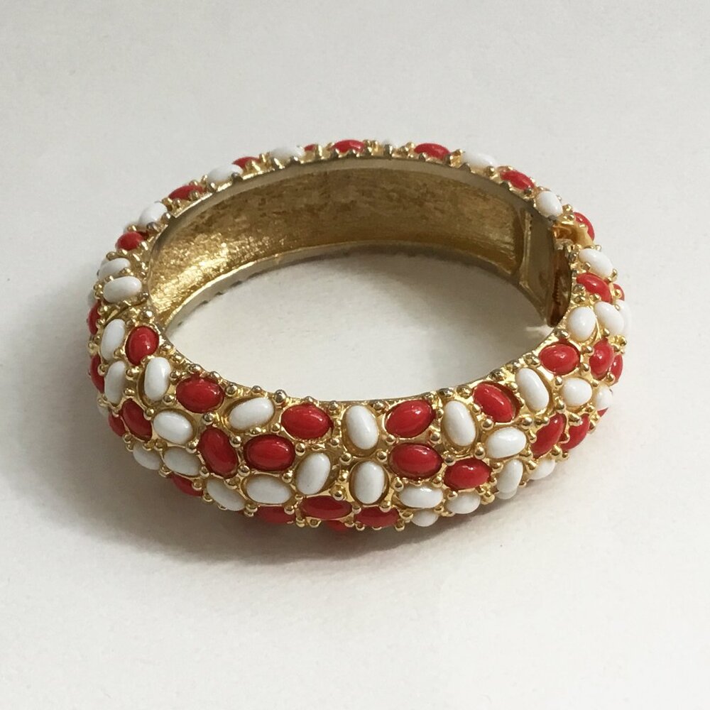 Kenneth Jay Lane KJL Red & White Plastic Cabochon Gold Tone Hinged Bracelet - Picture 1 of 15